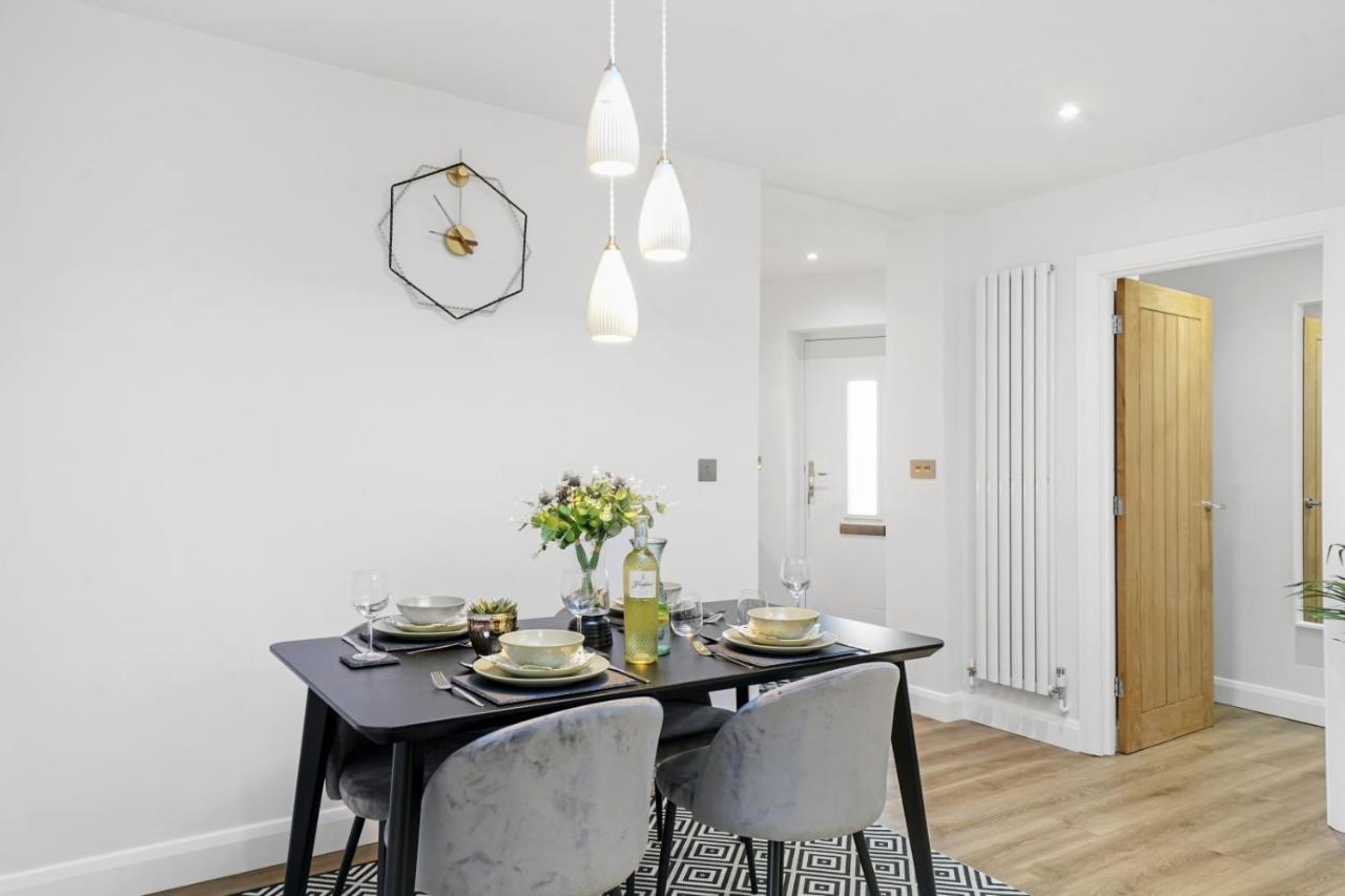 Modern In Sleeps 5 With Free Parking Holiday home Maidstone
