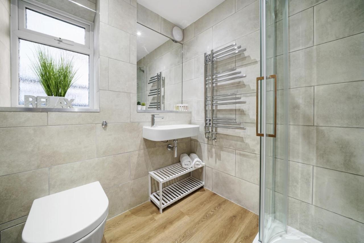 Modern In Sleeps 5 With Free Parking *