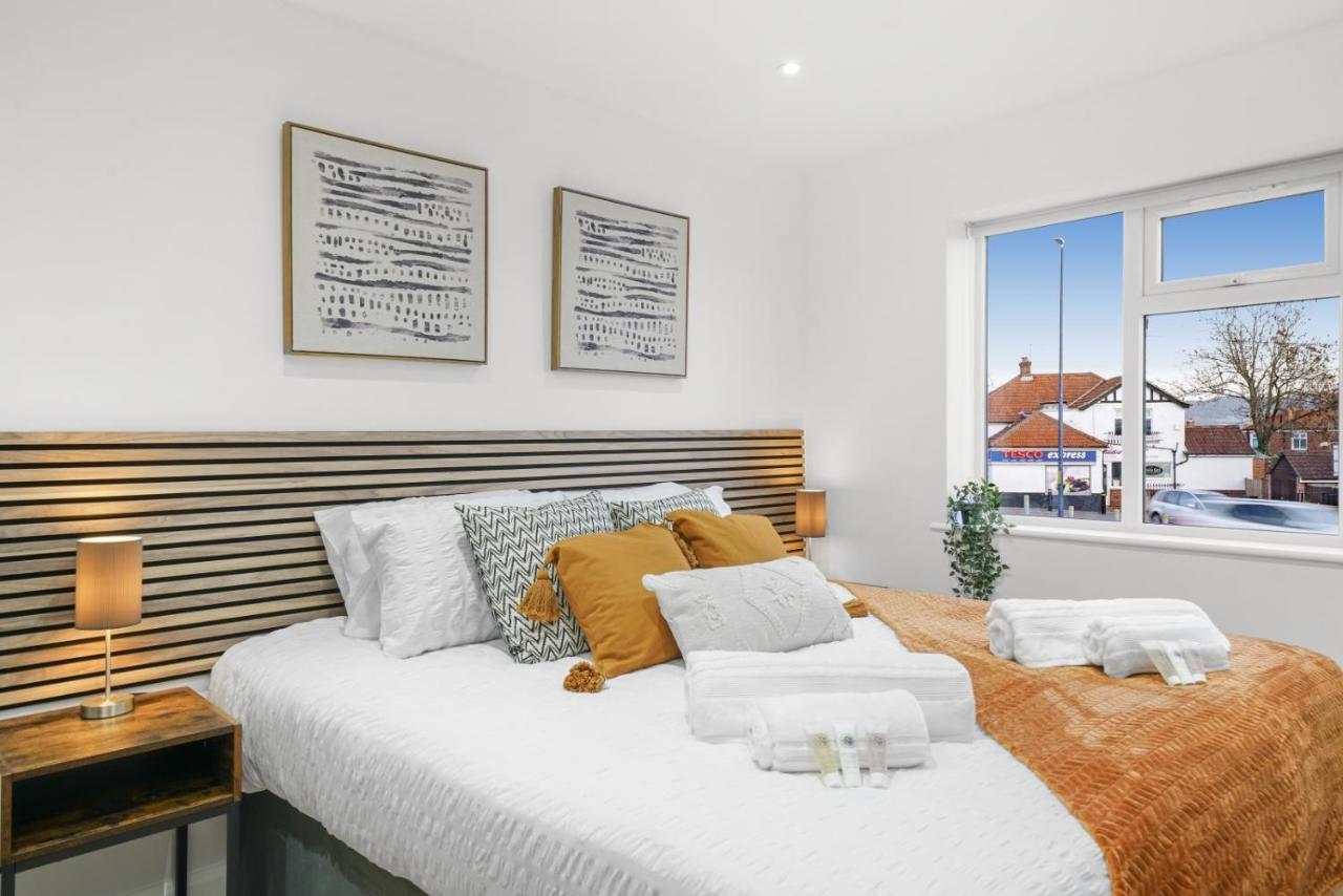 Modern In Sleeps 5 With Free Parking Holiday home Maidstone