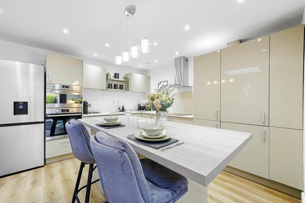 Modern In Sleeps 5 With Free Parking *