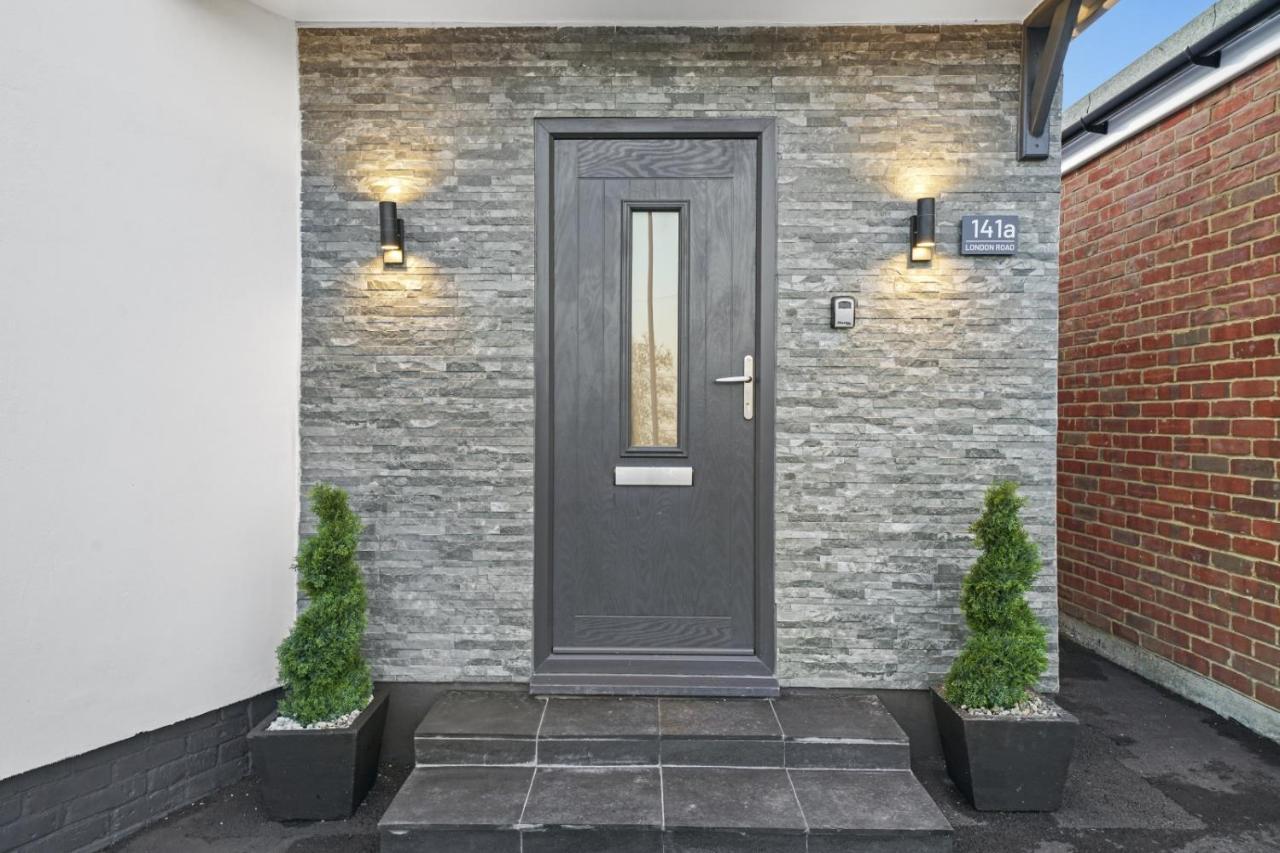 Modern In Sleeps 5 With Free Parking Holiday home Maidstone