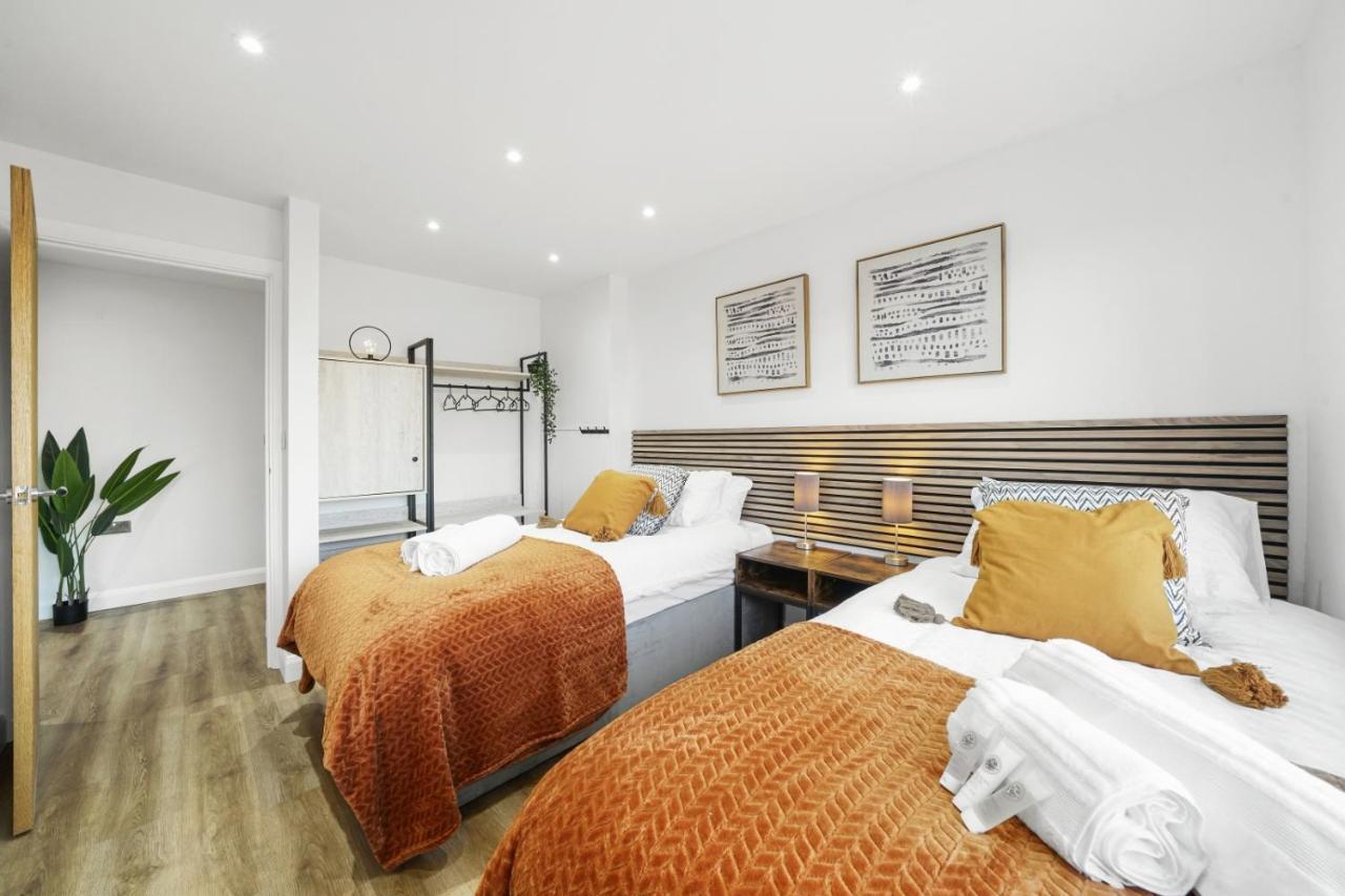 Modern In Sleeps 5 With Free Parking *