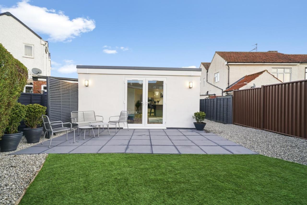 Holiday home Modern In Sleeps 5 With Free Parking *