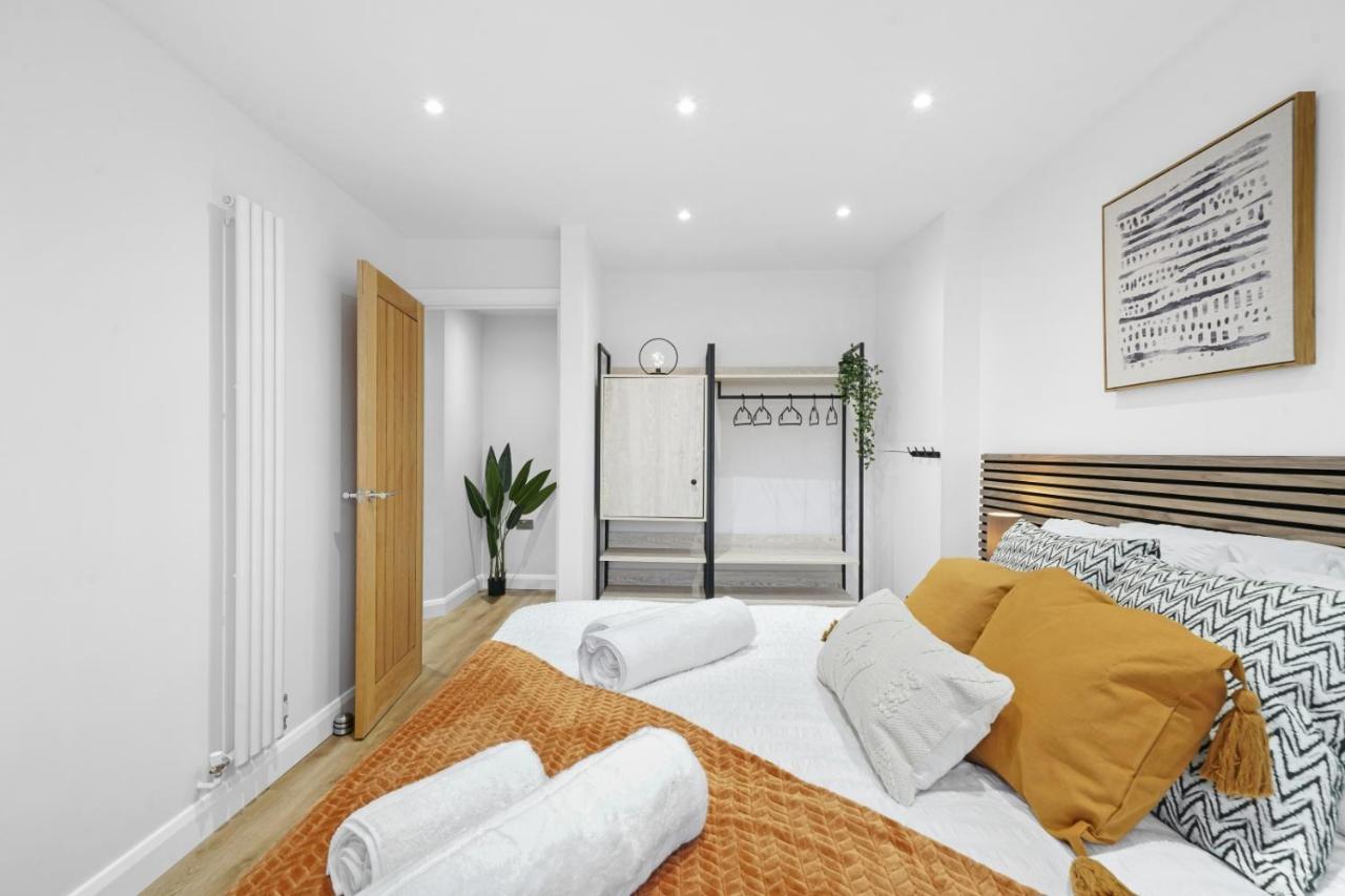 Holiday home Modern In Sleeps 5 With Free Parking *