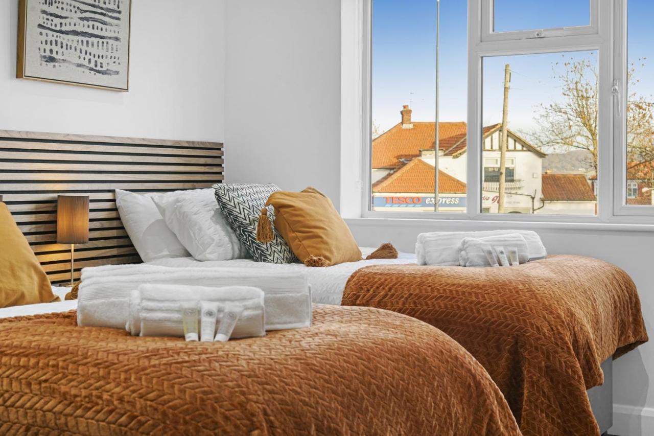 Modern In Sleeps 5 With Free Parking Holiday home *