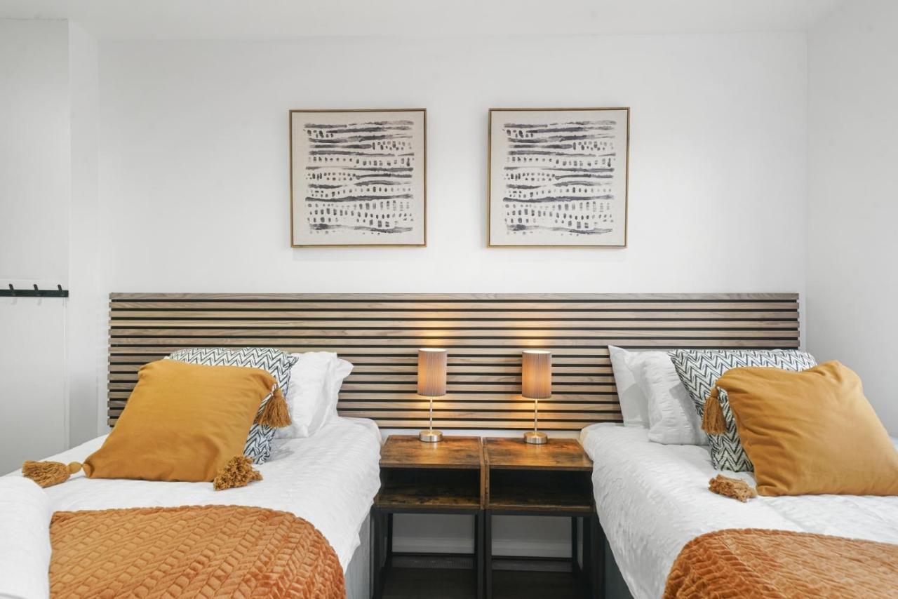 Modern In Sleeps 5 With Free Parking Holiday home *