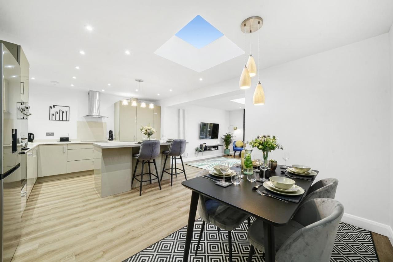 Modern In Sleeps 5 With Free Parking Holiday home *