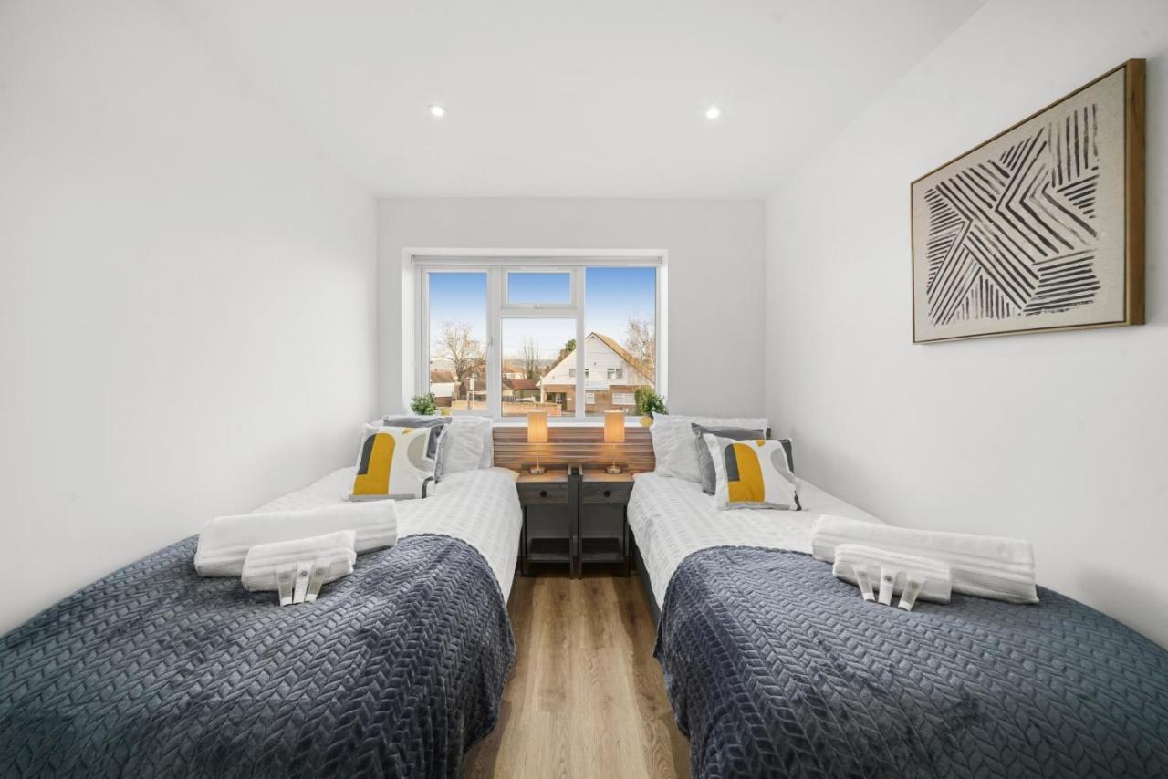 Modern In Sleeps 5 With Free Parking Holiday home Maidstone