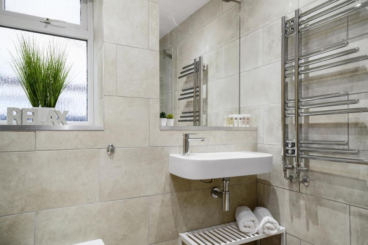 Modern In Sleeps 5 With Free Parking Holiday home *